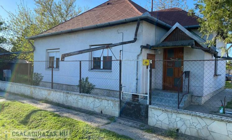 Tiszaföldváron felújított családi ház eladó                                 