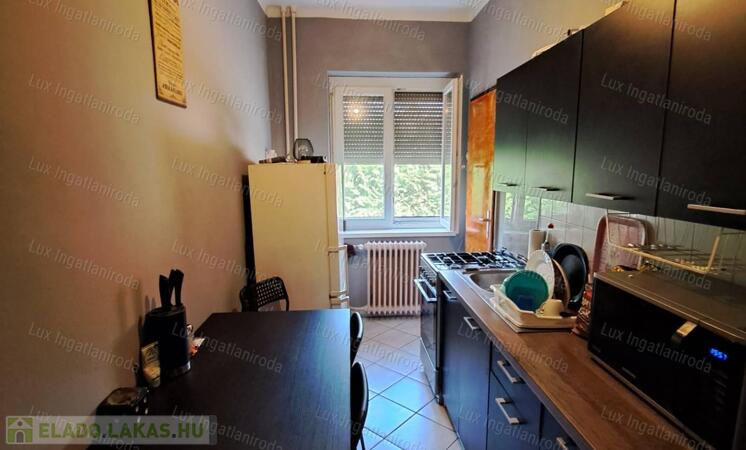 Oroszlány központi részén, eladó 1. emeleti 1 szobás öszkomfortos lakás.                                 