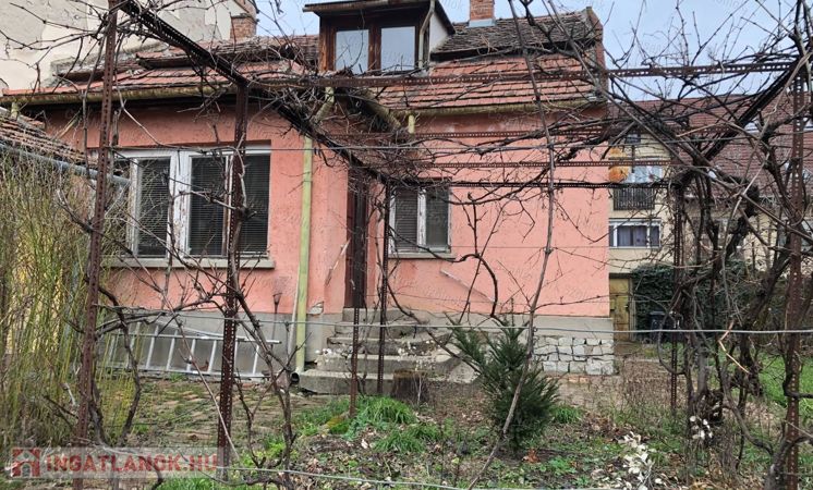 Eladó Szolnok belvárosában kétgenerációs felújítandó családi ház