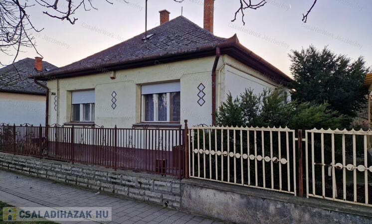 Jászapáti központjához közel, 69 nm-es, 2 szobás családi ház eladó!                                 