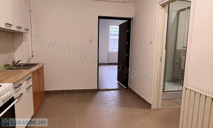 Csendes helyen, zárt parkolóval                                 