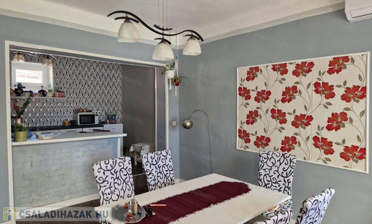 Jászárokszálláson 97 nm-es, felújított, 3 szobás családi ház eladó                                 