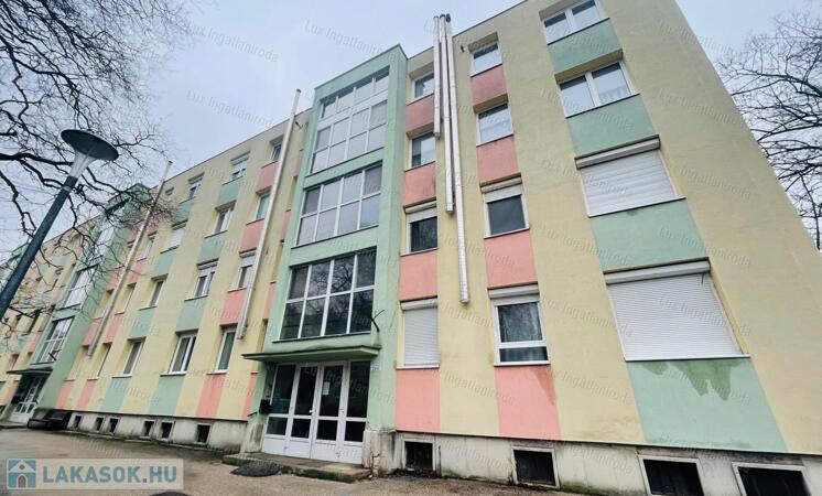Eladó 27 m²-es, frissen felújított garzon Komárom központjában!                                 