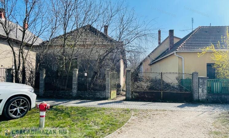 Hatalmas építési telek eladó Ács szívében,1814 nm lehetőség a Fő úton!                                 