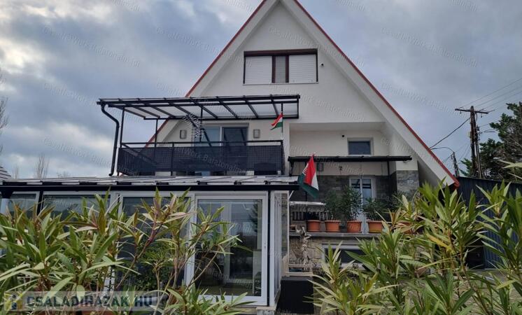 Eladó felújított családi ház balatoni panorámával Balatonalmádiban!                                 