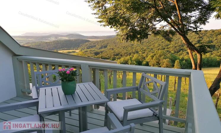 Nyaraló lenyűgöző panorámával a Balaton-felvidéki Nemzeti Park tetején