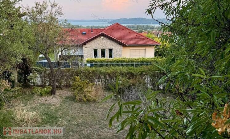 BALATONFÜREDI PANORÁMÁS CSALÁDI HÁZ