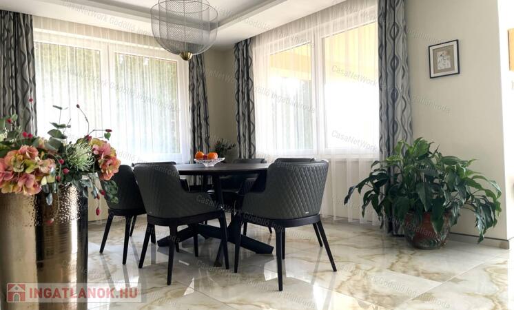 Panorámás luxusotthon zöld oázissal