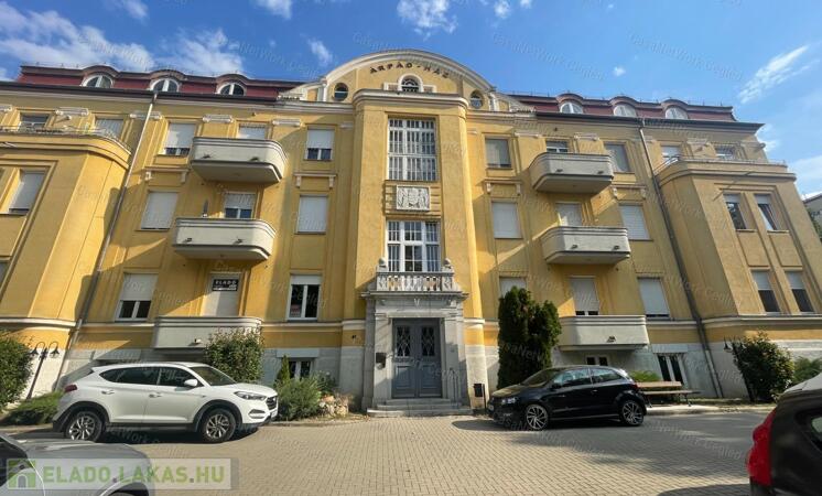 3 szobás lakás az Árpád-házban saját autóbeállóval eladó!                                 
