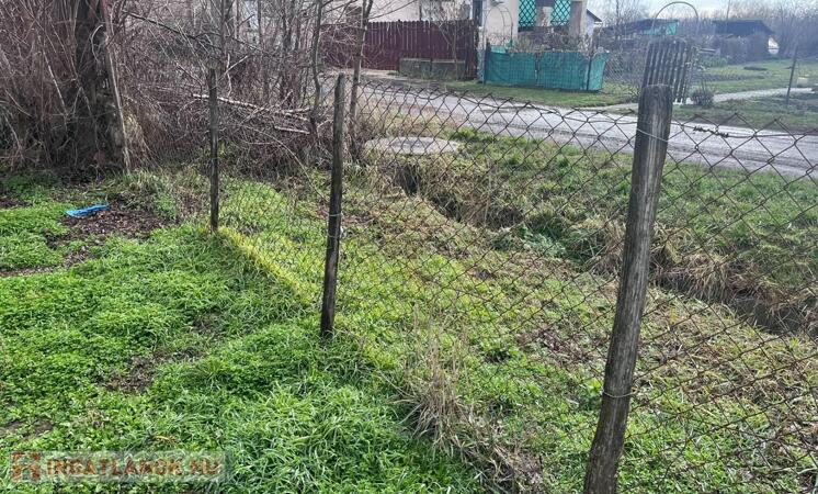 Ealdó építési telek Vezseny központi utcájában