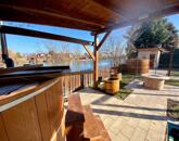 Szarvason impozáns, új építésű nyaraló eladó meglévő vendégkörrel