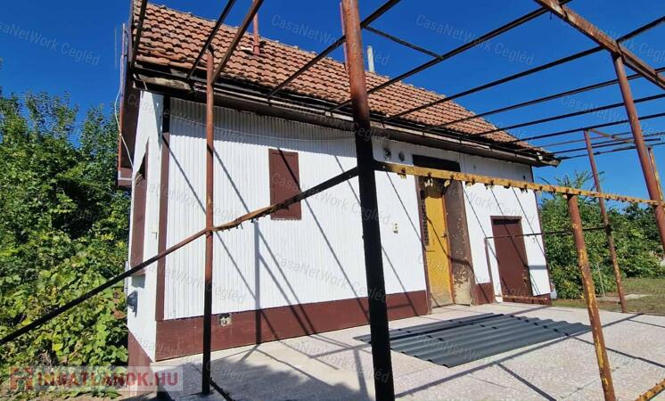 Cegléden 1329 m²-es telek gazdasági épülettel eladó!