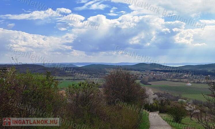 Panorámás, építhető ZÁRTKERT eladó PÉCSELYEN