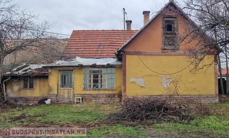 Két utcára nyíló telek két épülettel eladó Cegléden!                                 