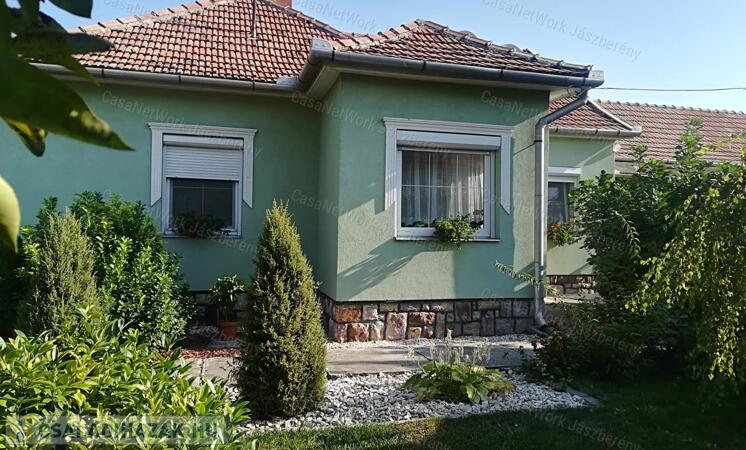 Tarnaörsön, jó környéken, 105 nm-es,  3 + fél szobás családi ház eladó                                 