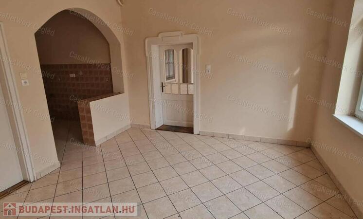 Eladó családi ház Cegléden – tágas telekkel, garázsokkal!                                 