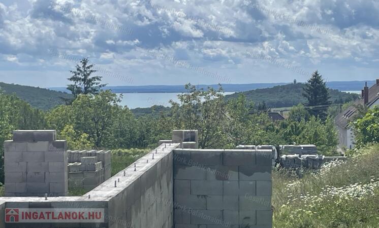 Balatoni panorámás építési telek eladó Felsőörsön