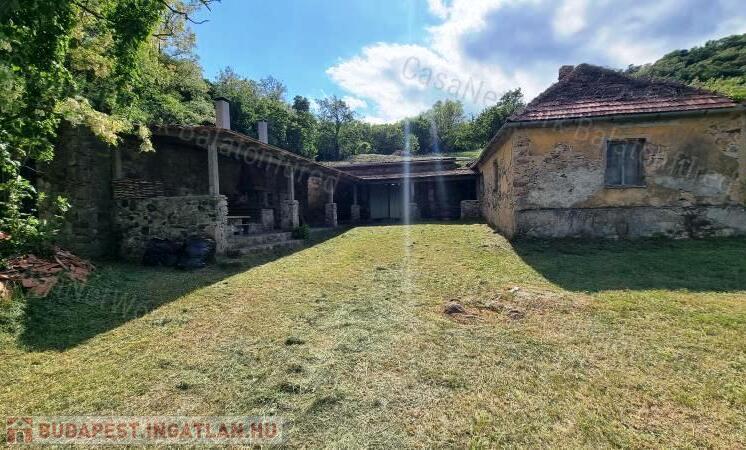 Nagyméretű épülettel, erdőszéli GAZDASÁGI ÉPÜLET KÁPTALANTÓTIBAN                                 