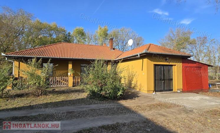 Cegléd külterületén eladó mediterrán stílusú családi ház!