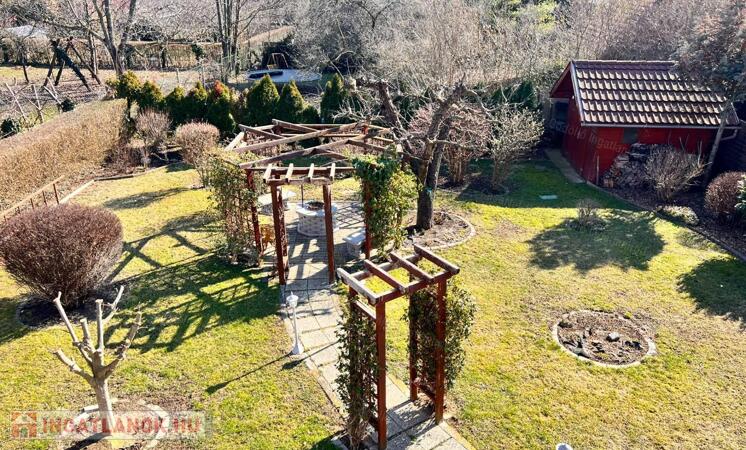 Családi ház 2 otthonnak, népszerű helyen