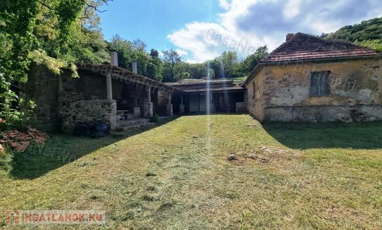 Nagyméretű épülettel, erdőszéli GAZDASÁGI ÉPÜLET KÁPTALANTÓTIBAN