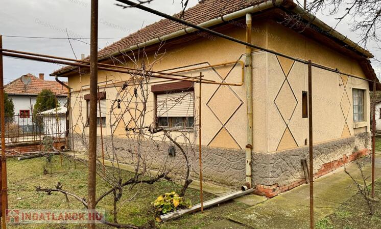 Szarvas kertvárosi részén árértékben igazán kedvező családi ház eladó