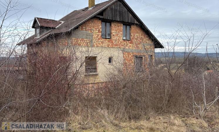 Befektetés és otthon egyben – páratlan panorámával Tata külterületén                                 