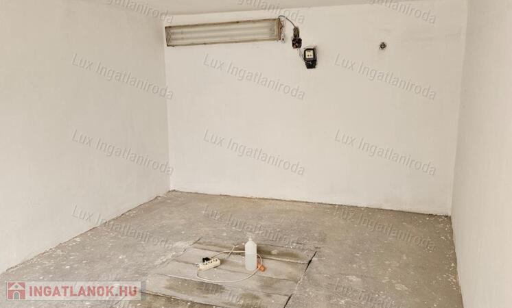 Oroszlány, Borbálán eladó Garázs!