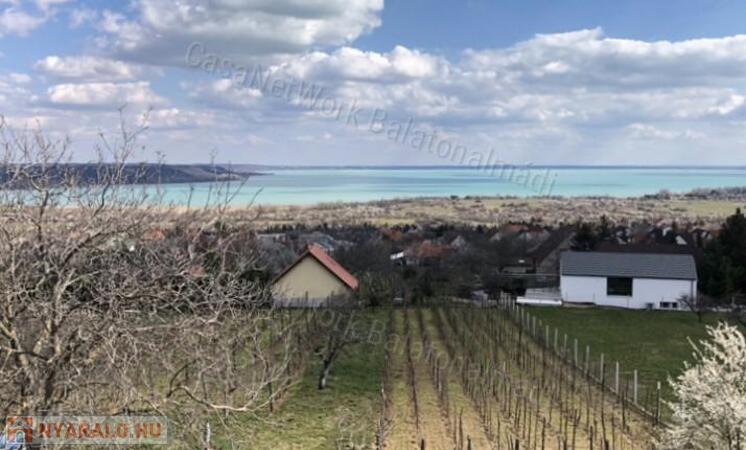 Eladó nyaraló lélegzetelállító panorámával Balatonalmádiban!                                 