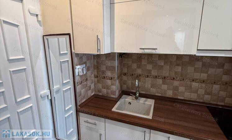 Szolnokon, belvárosi felújított, 1.emeleti, 31nm-es lakás kiadó!                                 