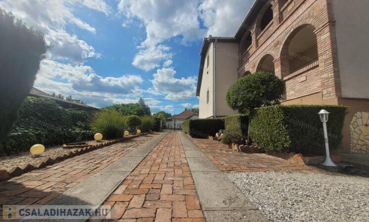 Mediterrán, 3 szintes családi ház–otthon és vállalkozás egyben                                 