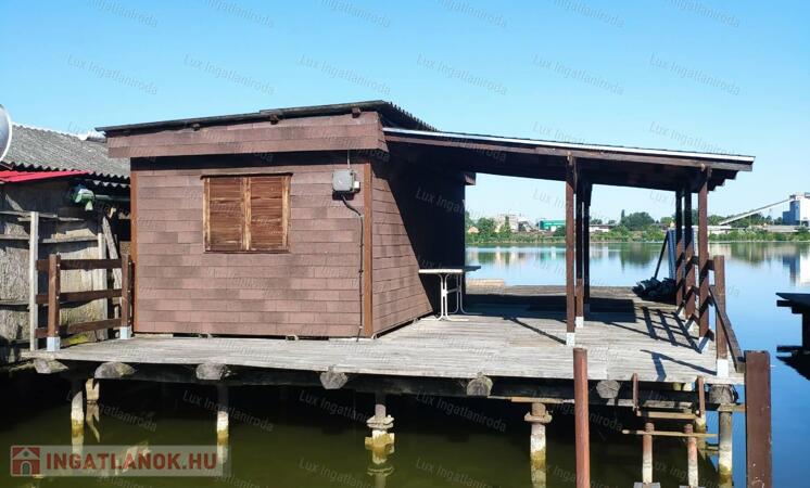 Eladó különálló horgászstég a Bokodi-tó partján, privát partszakasszal