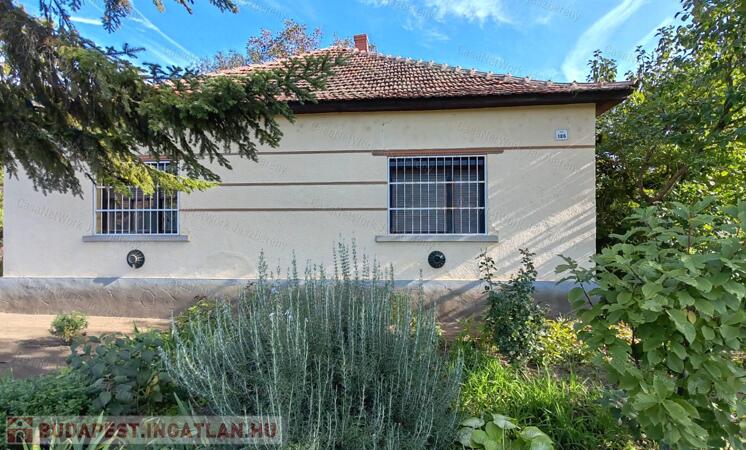 Madárcsicsergős, szerethető otthon eladó Erdőtelken                                 