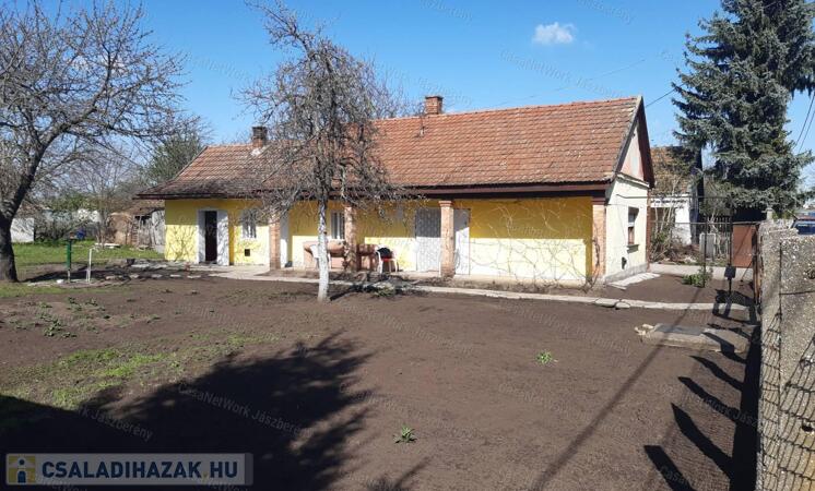 Jászberényben 53 nm-es, 2 szobás családi ház eladó                                 
