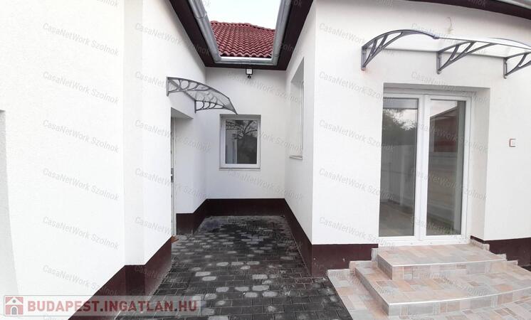 Szolnokon felújított családi ház eladó!                                 