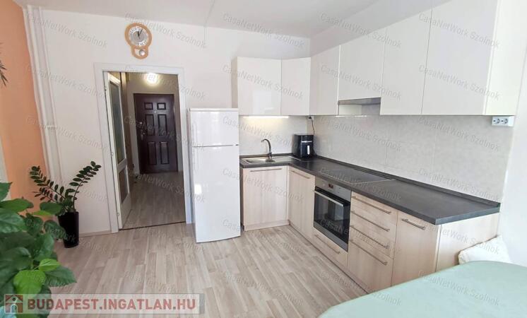 Eladó 3 szobás, 2. emeleti, felújított lakás Szolnokon                                 