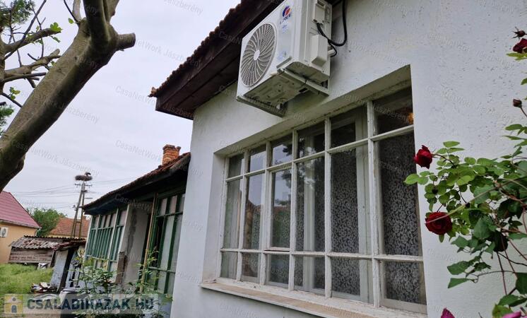 Jászdózsa központjában 50 nm-es felújítandó 2 szobás családi ház eladó                                 