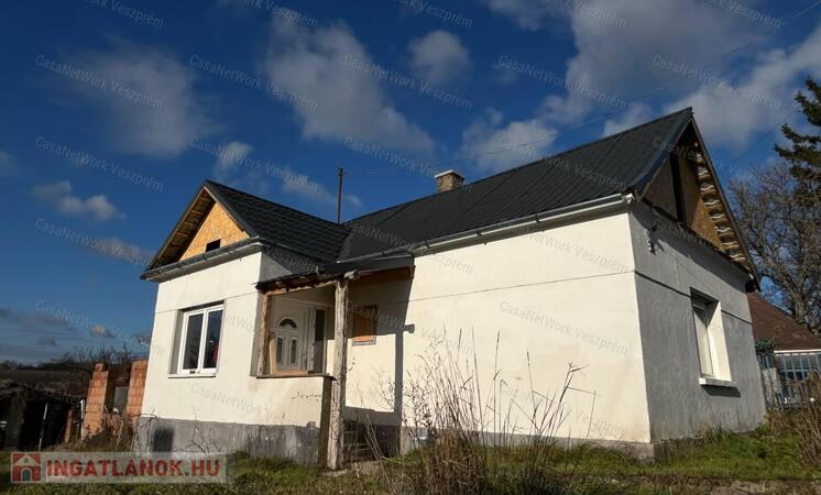 Művészi atmoszféra, vidéki idill – hangulatos otthon Vigántpetenden!