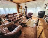 Újszász központjában kiváló helyen remek családi ház eladó!