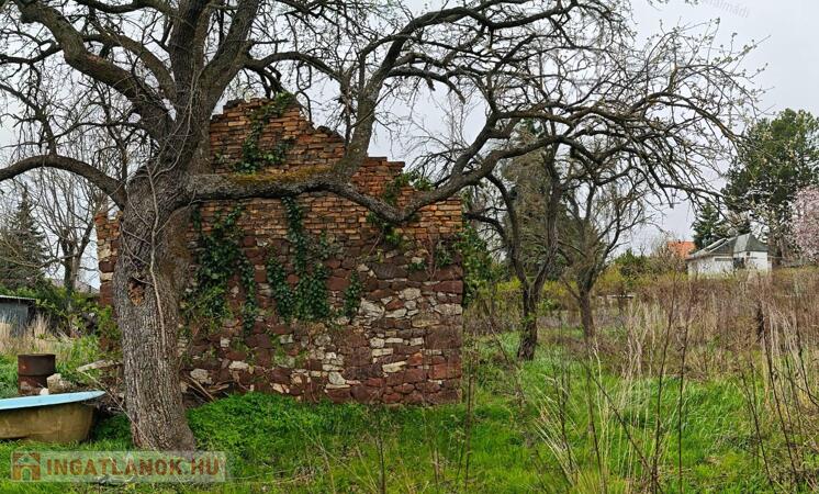 Balatoni panorámás zártkert eladó Balatonalmádiban