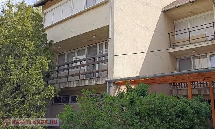 Háromszintes otthon Borbálán