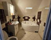 Eladó családi ház Oroszlány ritkán kínált, keresett utcájában!