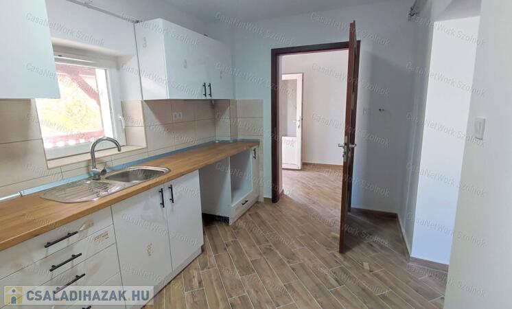 Kiadó 3 szobás családi házrész Cserkeszőlőn                                 