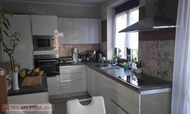 Modern, újszerű családi ház Márkó új részén – dupla garázzsal, hőszivattyús padlófűtéssel és tágas kerttel