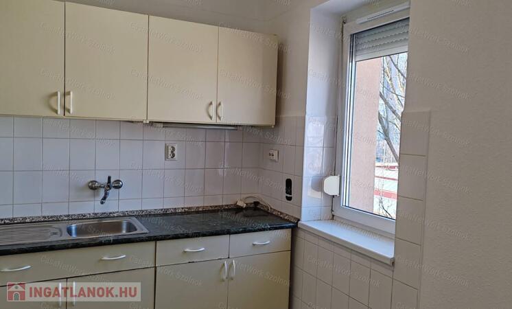 Szolnokon belvárosi felújított garzon, szigetelt házban eladó!