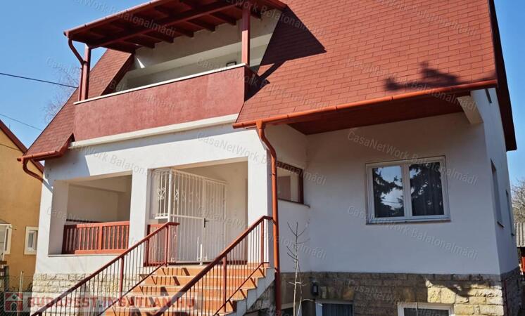 Felújított, 5 apartmanos lakóház eladó a sétány közelében Balatonfüreden                                 