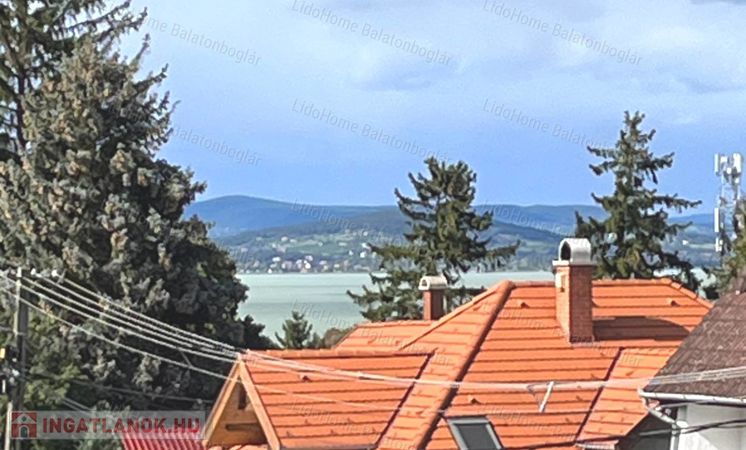 Panorámás, felújított lakás, garázzsal Fonyód központjában!