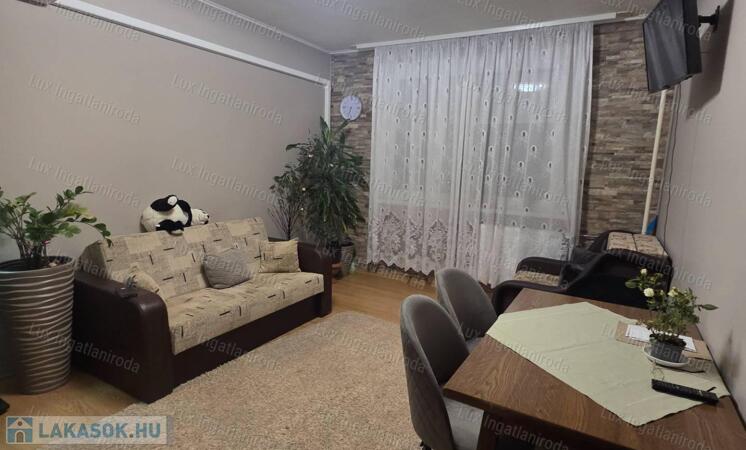 Oroszlányon eladó egy 36nm-es 8.em. 1,5 szobás , örök panorámás lakás!                                 