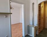 Szolnokon belvárosi felújított garzon, szigetelt házban eladó!