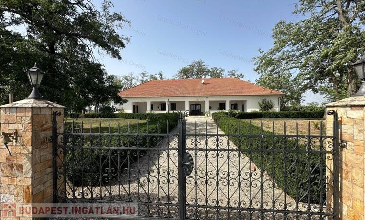 Jól megközelíthető tanya komplexum eladó akár üzleti célra is!                                 